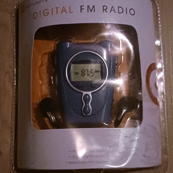 IConcepts FM Digital Radio Stereo LCD Clock Alarm & Headphones - Picture 2 of 3